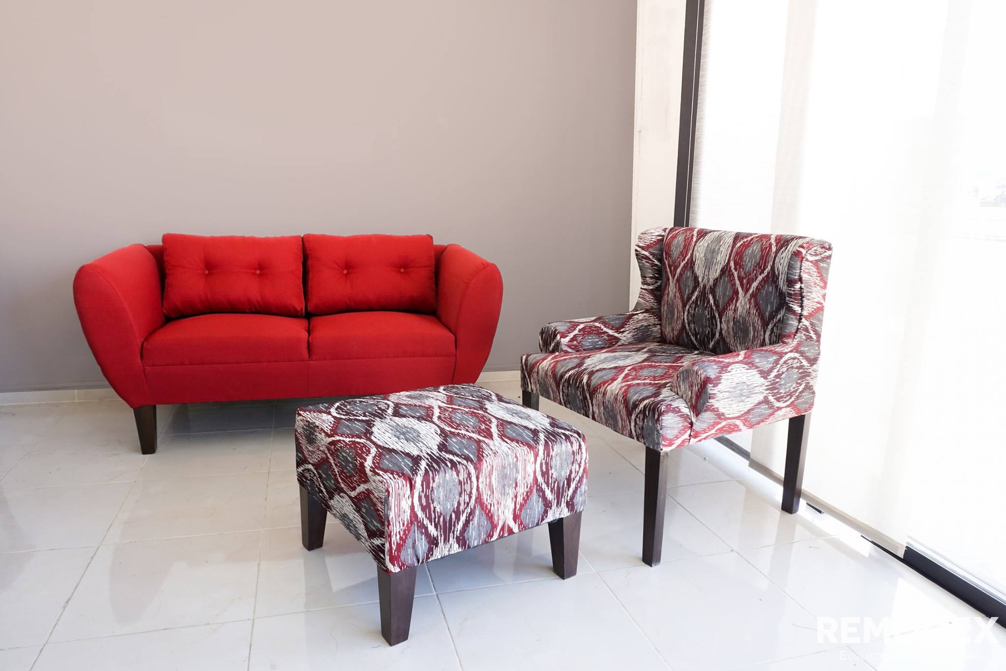 PAQUETE LOVE SEAT OVAL + TABURETE + PARIS